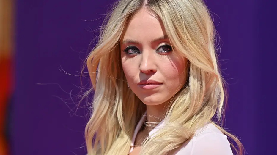 Sydney Sweeney’s Cassie Howard: A Star on the Rise in Euphoria’s Bold and Provocative Third Season