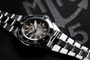 Bohen Grande-Marine Dive Watch with slim stainless steel case, sapphire crystal bezel, and luxury Swiss craftsmanship.