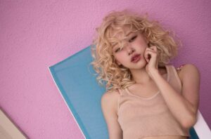 Rosé poses with her debut album Rosie as Taylor Swift’s 1989 (Taylor’s Version) claims the No. 1 spot on the ARIA chart