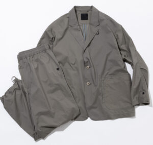 **Image Alt Text:** DAIWA PIER39's TECH TRAVEL 2B JACKET: A stylish and travel-friendly outerwear piece featuring lightweight, water-resistant fabric, inspired by 1990s designs and unique for urban explorers