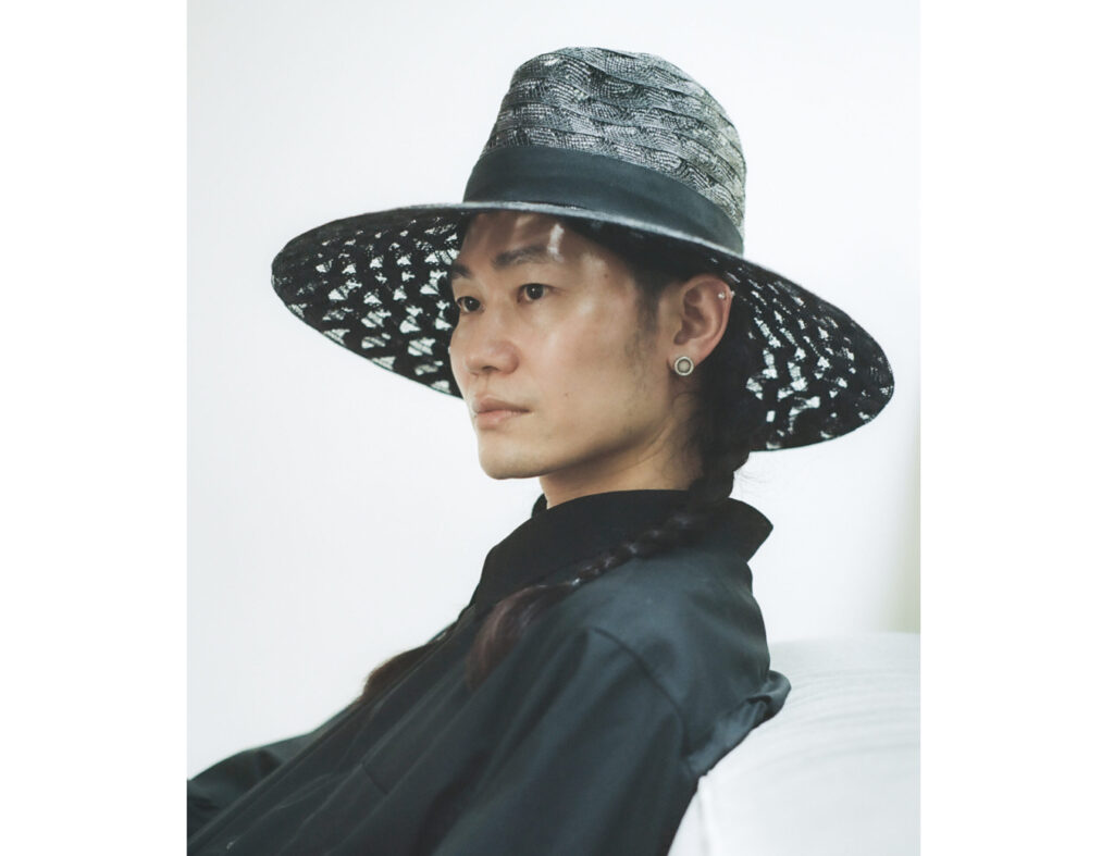 Nobuki Hizume’s sculptural hat design displayed at TRANOÏ TOKYO 2025, blending artistry and millinery craftsmanship
