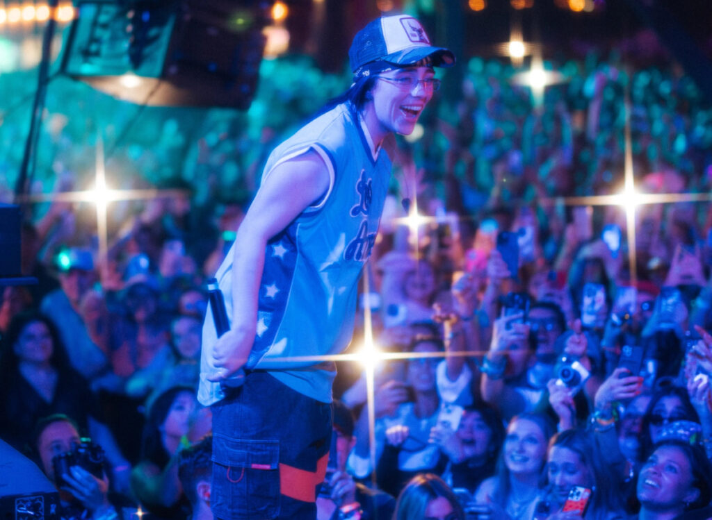 Do LaB’s 2025 Coachella stage glowing with geometric structures, lights, and dancing crowds under mist