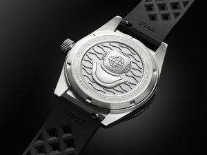 Close-up view of the Montoir MWMOD-01 V2 caseback, showcasing an engraved diver’s helmet and wave pattern design, with stainless steel and rubber strap details